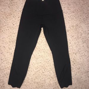 Wunder Under High-Rise Crop 23” Scallop Leggings
